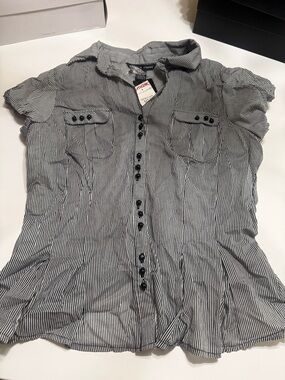 Sweet Summer Form Fitting Summer Blouse NWT